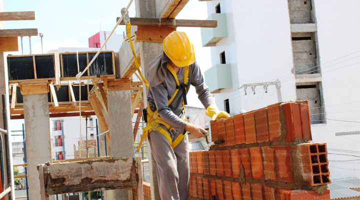 Dono de obra responde por dívida de empreiteiro